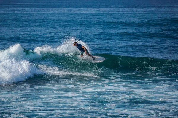 Surfista Onda Aquamarina Azul Perfeita Fila Vazia Perfeita Para Surfar — Fotografia de Stock