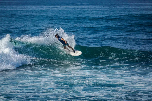Surfista Onda Aquamarina Azul Perfeita Fila Vazia Perfeita Para Surfar — Fotografia de Stock