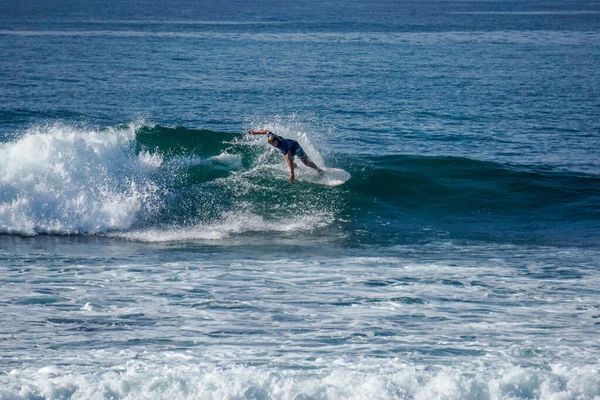 Surfař Perfektní Modré Akvamarínové Vlně Prázdná Řada Nahoru Ideální Pro — Stock fotografie