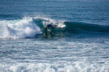 Sri Lanka 'da Mirissa' ya yakın Hint Okyanusu 'nda sörf yapmak için mükemmel bir yer.
