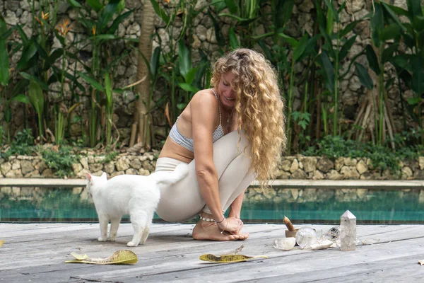 Mladá Žena Blond Vlasy Modré Oči Jóga Asana Bílou Kočkou — Stock fotografie