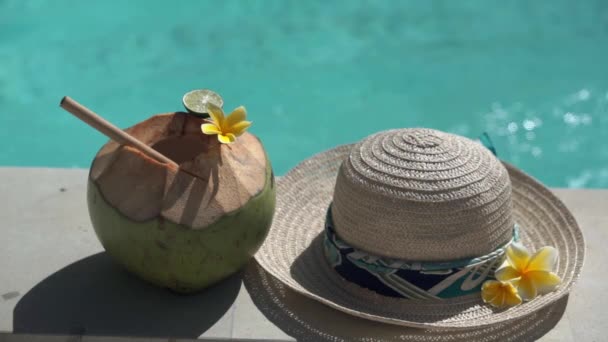 在巴厘岛 绿色的椰子与竹杆 太阳帽 热带黄花 游泳池边的棕榈树荫紧密相连的视频镜头 — 图库视频影像