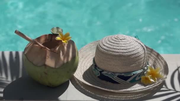 Videoclipuri Nucă Cocos Verde Tânără Aproape Paie Bambus Pălărie Soare — Videoclip de stoc
