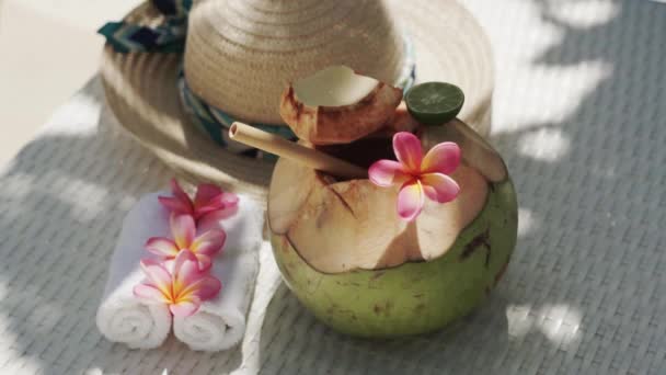 Video Footage Green Young Coconut Close Bamboo Straw Sun Hat — Video Stock