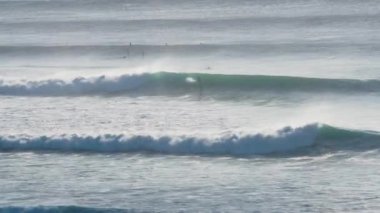 Mükemmel mavi dalgaların, imkansızlar ve Bali 'de Bingin sörf alanlarında sörf yapan insanların güzel görüntülerini.