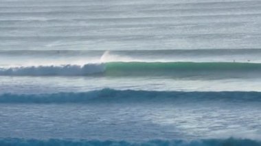 Mükemmel mavi dalgaların, imkansızlar ve Bali 'de Bingin sörf alanlarında sörf yapan insanların güzel görüntülerini.