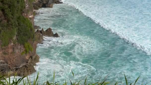 Video Footage Beautiful View Cliff Blue Ocean Lines Big Waves — Stock video