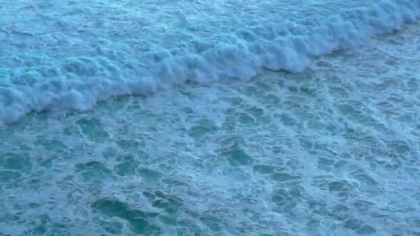 Video Záběry Krásného Výhledu Útesu Modrý Oceán Narážející Vlny Bílé — Stock video