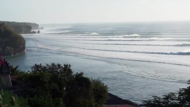 Видеосъемка Красивого Вида Скалы Голубой Океан Линиями Больших Волн Серфинга — стоковое видео