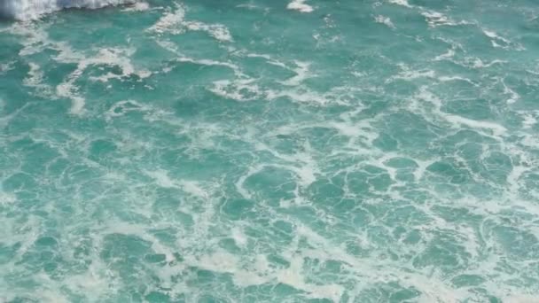 Videofelvétel Gyönyörű Kilátás Szikláról Kék Óceánra Hullámok Ütköznek Fehér Habbá — Stock videók