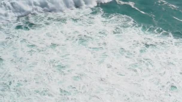 Nagranie Wideo Pięknym Widokiem Klifu Błękitnego Oceanu Uderzając Falami Białą — Wideo stockowe