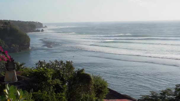从悬崖到蓝色海洋的美丽景色录像 一排排的大浪在宾宾冲浪 巴厘岛的 不可能 — 图库视频影像