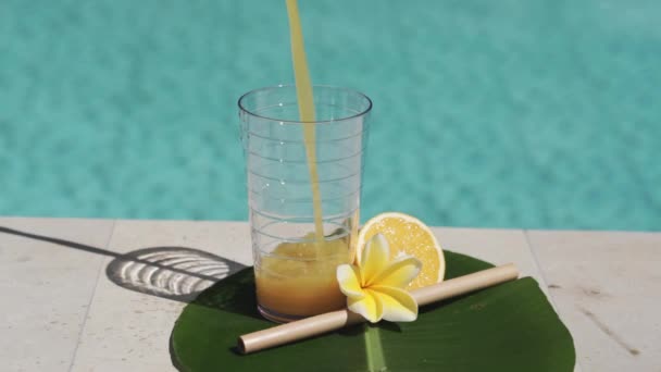 Video Footage Glass Orange Juice Bamboo Straw Half Fresh Orange — Stock Video