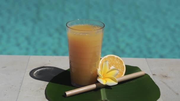 Video Footage Glass Orange Juice Bamboo Straw Half Fresh Orange — Stock Video