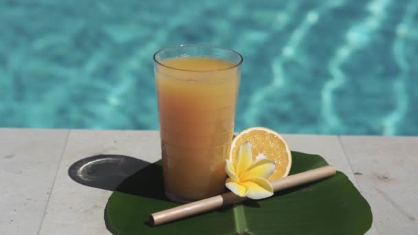 Videoaufnahmen Von Glas Mit Orangensaft Bambusstroh Einer Hälfte Frischer Orange — Stockvideo