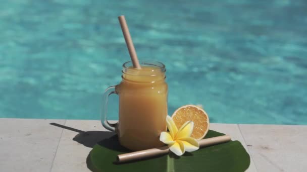 Video Vetro Vaso Muratore Con Succo Arancia Paglia Bambù Mezza — Video Stock