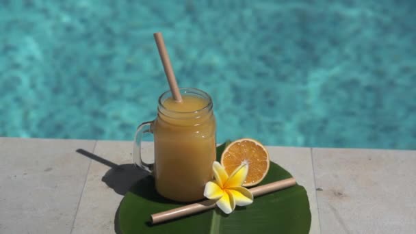 Videoaufnahmen Von Glas Einmachglas Mit Orangensaft Bambusstroh Die Hälfte Der — Stockvideo