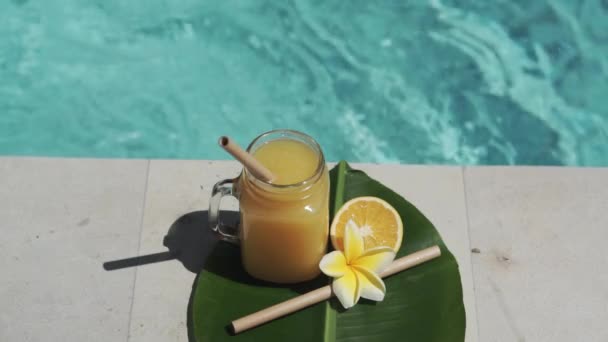 Filmagem Vídeo Frasco Pedreiro Vidro Com Suco Laranja Palha Bambu — Vídeo de Stock