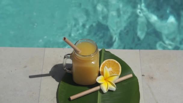 Filmagem Vídeo Frasco Pedreiro Vidro Com Suco Laranja Palha Bambu — Vídeo de Stock