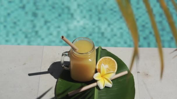 Vidéo Pot Maçon Verre Avec Jus Orange Paille Bambou Moitié — Video