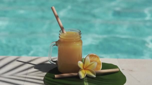 Vidéo Pot Maçon Verre Avec Jus Orange Paille Bambou Moitié — Video