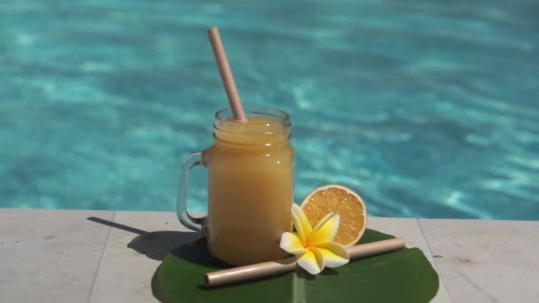 Filmagem Vídeo Frasco Pedreiro Vidro Com Suco Laranja Palha Bambu — Vídeo de Stock