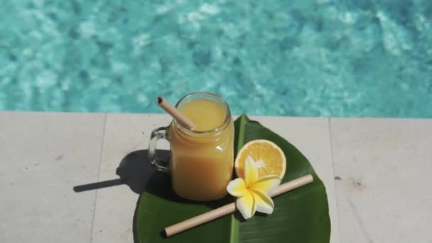 Videoaufnahmen Von Glas Einmachglas Mit Orangensaft Bambusstroh Die Hälfte Der — Stockvideo