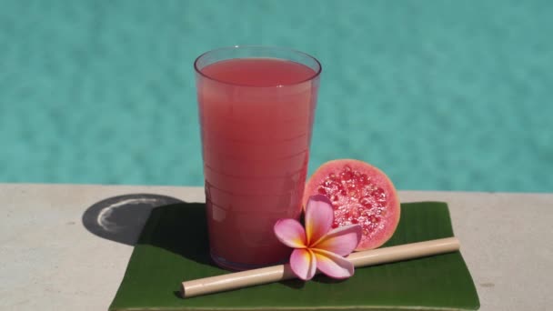 Filmagem Vídeo Vidro Com Suco Goiaba Rosa Palha Bambu Metade — Vídeo de Stock