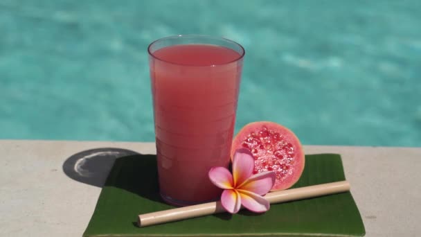 Videofilmer Glas Med Rosa Guava Juice Bambu Halm Hälften Färsk — Stockvideo