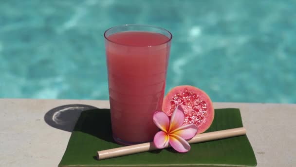 Videobeelden Van Glas Met Roze Guava Sap Bamboe Stro Helft — Stockvideo