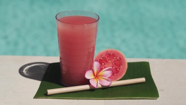 Videobeelden Van Glas Met Roze Guava Sap Bamboe Stro Helft — Stockvideo