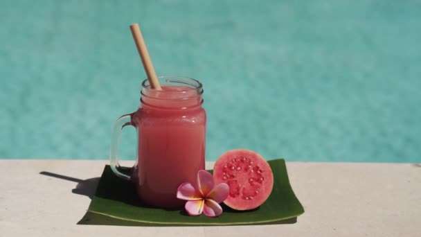 Video Vetro Vaso Muratore Con Succo Guava Rosa Paglia Bambù — Video Stock