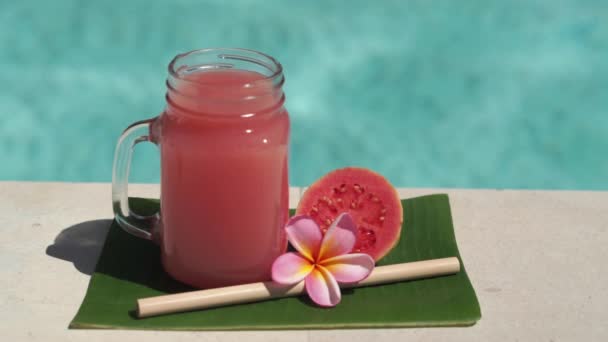 Videofilmer Glas Murverk Burk Med Rosa Guava Juice Bambu Halm — Stockvideo