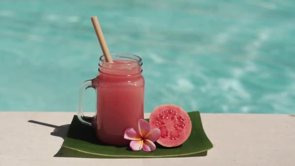 Videofilmer Glas Murverk Burk Med Rosa Guava Juice Bambu Halm — Stockvideo