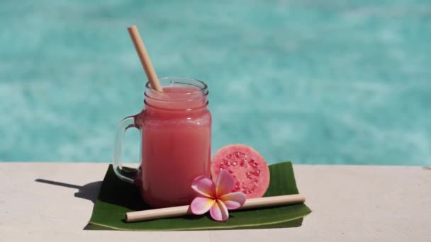 Video Vetro Vaso Muratore Con Succo Guava Rosa Paglia Bambù — Video Stock