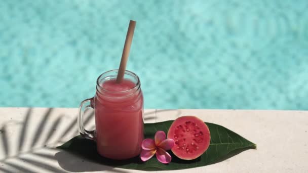 Video Beelden Van Glas Metselaar Pot Met Roze Guava Sap — Stockvideo