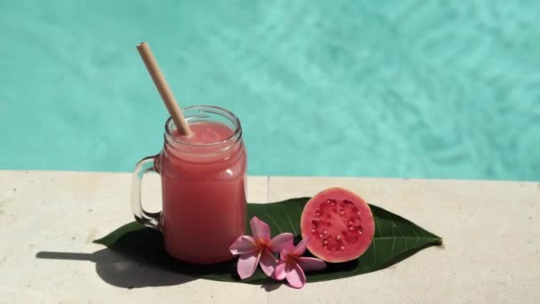 Video Vetro Vaso Muratore Con Succo Guava Rosa Paglia Bambù — Video Stock