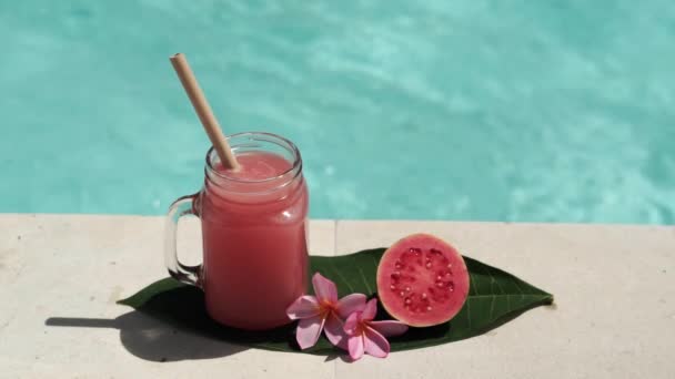 Videofilmer Glas Murverk Burk Med Rosa Guava Juice Bambu Halm — Stockvideo