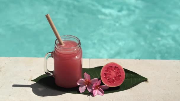 Videoaufnahmen Von Glas Einmachglas Mit Rosa Guaven Saft Bambus Stroh — Stockvideo