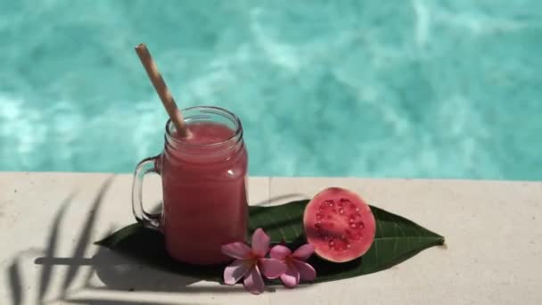 Videofilmer Glas Murverk Burk Med Rosa Guava Juice Bambu Halm — Stockvideo