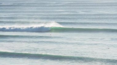 Mükemmel mavi dalgaların, imkansızlar ve Bali 'de Bingin sörf alanlarında sörf yapan insanların güzel görüntülerini.