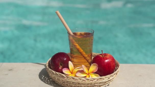 Imágenes Video Vidrio Con Jugo Manzana Paja Bambú Manzana Roja — Vídeos de Stock