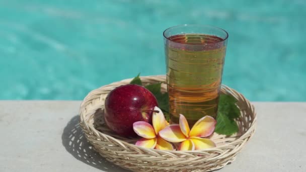 Imágenes Video Vidrio Con Jugo Manzana Paja Bambú Manzana Roja — Vídeos de Stock