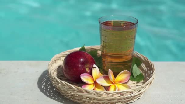 Imágenes Video Vidrio Con Jugo Manzana Paja Bambú Manzana Roja — Vídeos de Stock