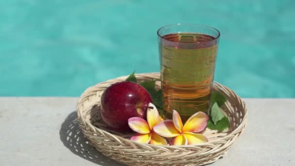 Videobeelden Van Glas Met Appelsap Bamboe Stro Rode Appel Tropische — Stockvideo