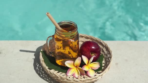 Videobeelden Van Glas Metselaar Pot Met Appelsap Bamboe Stro Rode — Stockvideo