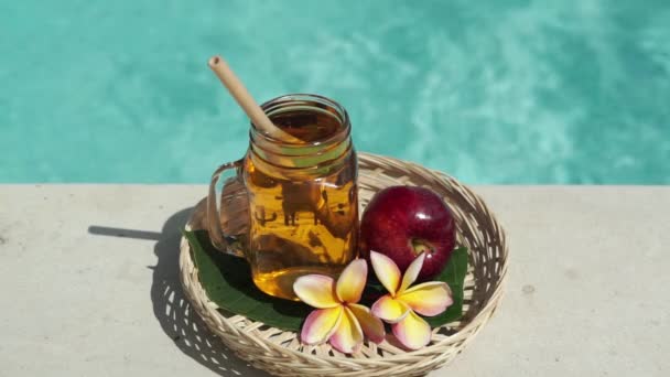 Videobeelden Van Glas Metselaar Pot Met Appelsap Bamboe Stro Rode — Stockvideo