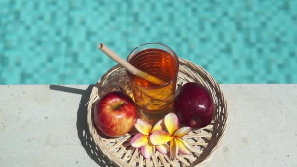 Videobeelden Van Glas Met Appelsap Bamboe Stro Rode Appel Tropische — Stockvideo