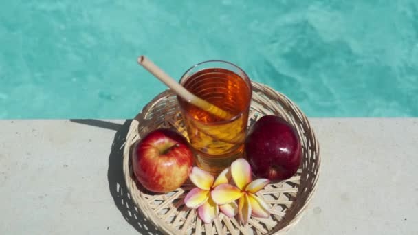 Video Footage Glass Apple Juice Bamboo Straw Red Apple Tropical — Stock Video