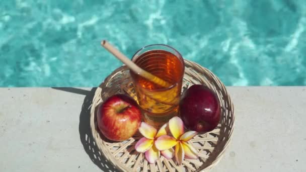 Imagens Vídeo Vidro Com Suco Maçã Palha Bambu Maçã Vermelha — Vídeo de Stock